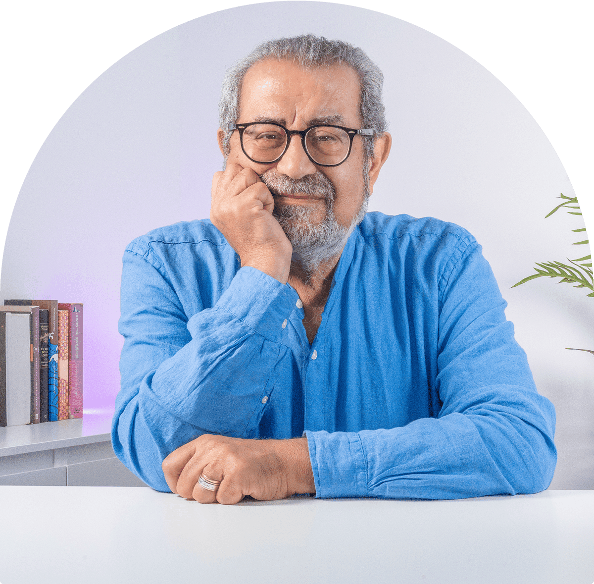 Chaoki El Ahel sonriendo en su espacio de trabajo